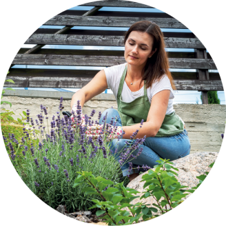 Il giardiniere si prende cura delle piante