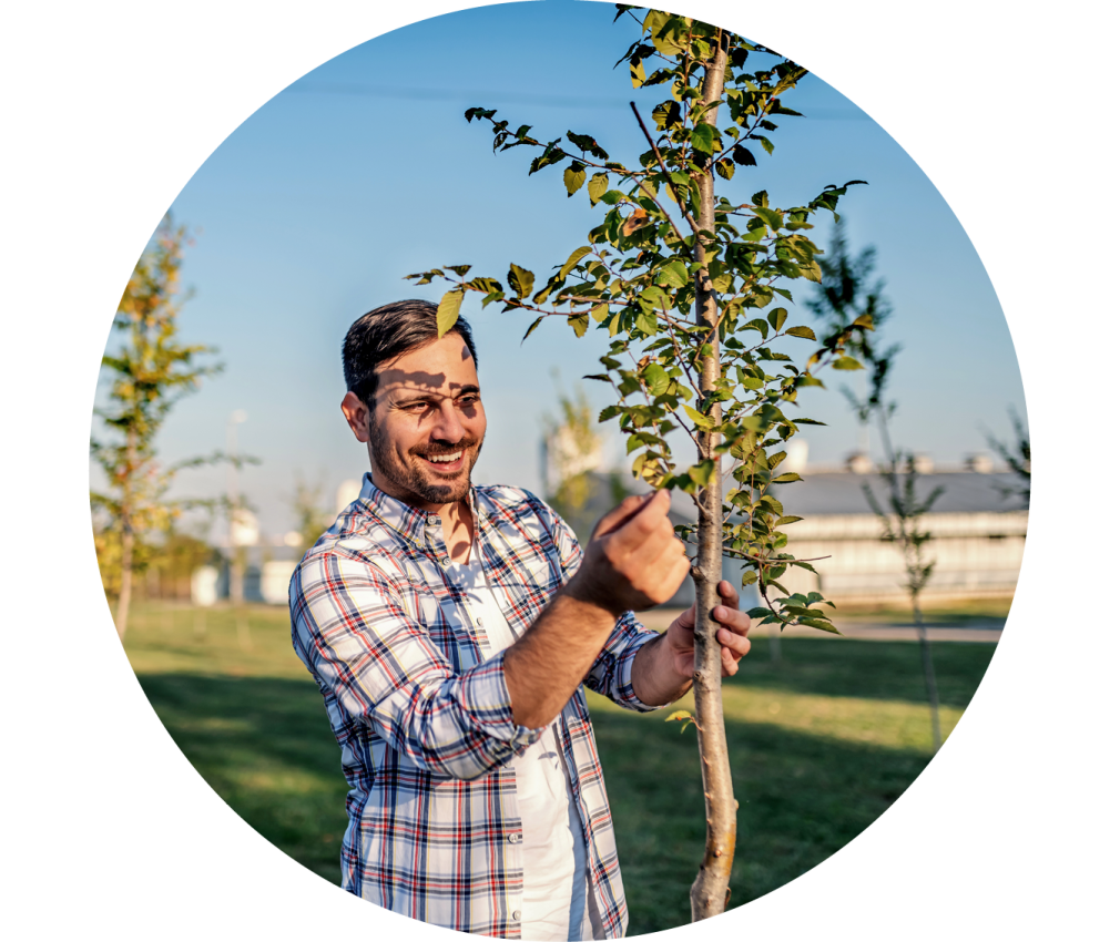 Mann steht an Apfelbaum