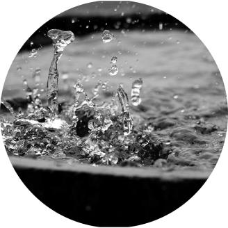 Regenwasser wird in Wassertank gesammelt